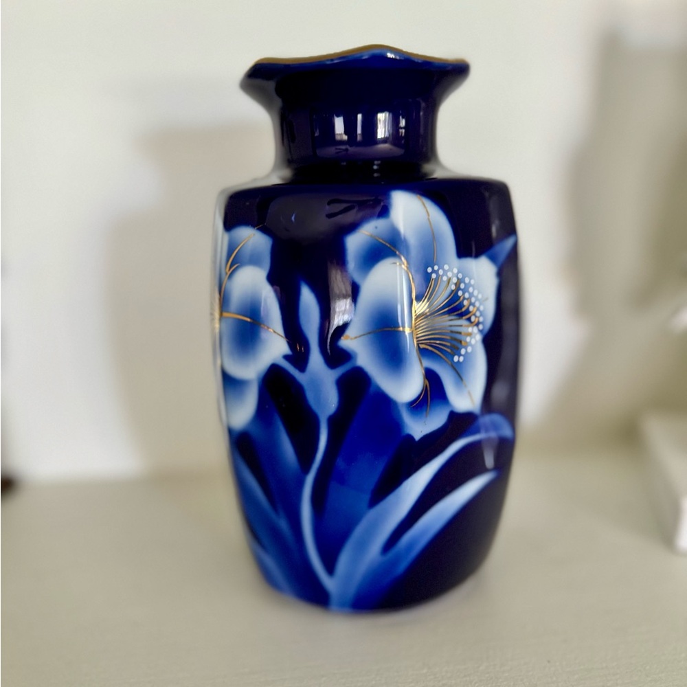 Collet blue flower vase